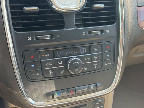Used 2012 Chrysler Town & Country Touring-L w/ Entertainment Group #2 FWD image 19