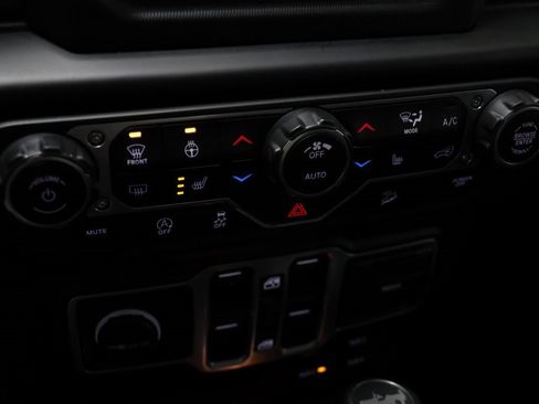 Used 2018 Jeep Wrangler Unlimited Sahara w/ Dual Top Group image 10