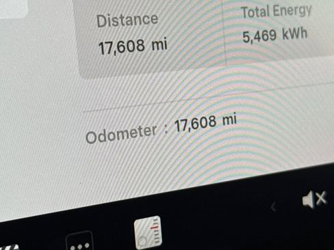 Used 2025 Tesla Model Y Performance image 23