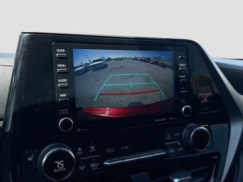 Used 2022 Toyota Highlander XLE AWD/4WD image 13