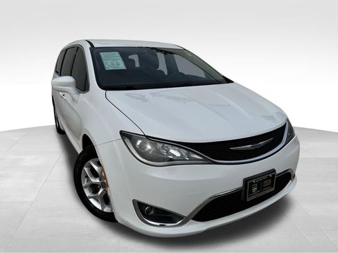 Used 2018 Chrysler Pacifica Touring Plus w/ Tire & Wheel Group FWD image 2