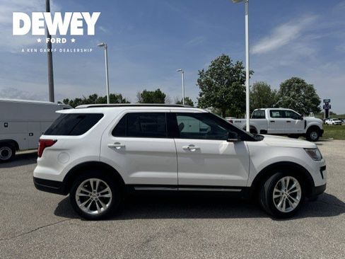 Used 2018 Ford Explorer XLT w/ Equipment Group 202A AWD/4WD image 9