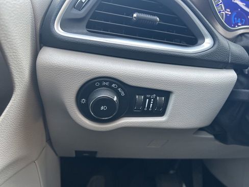 Used 2018 Chrysler Pacifica Touring-L Plus image 27