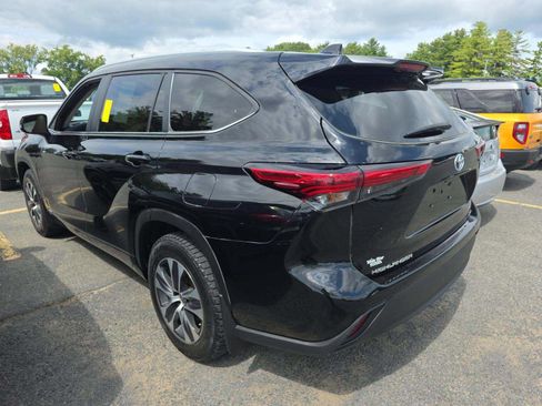 Used 2023 Toyota Highlander XLE AWD/4WD image 2