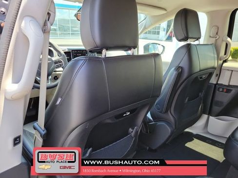 Used 2023 Chrysler Pacifica Touring-L FWD image 14