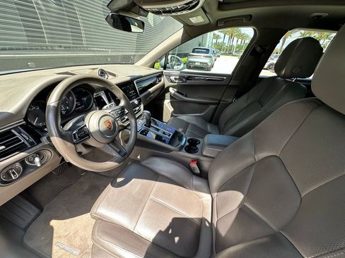 Certified 2023 Porsche Macan Turbo image 4