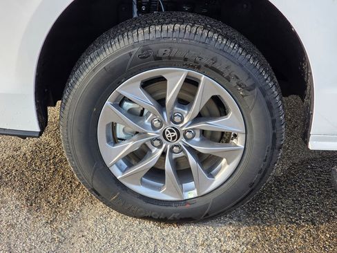 Used 2026 Toyota Sienna LE image 15