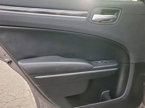 Used 2017 Chrysler 300 Touring w/ Value Package image 7