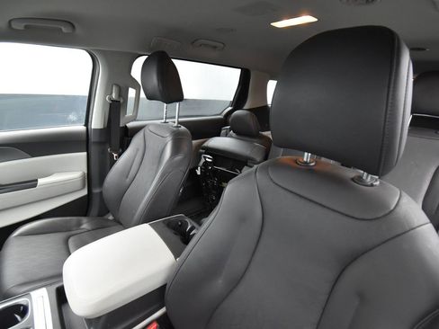 Used 2024 Kia Carnival LX image 13