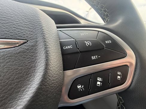 Used 2022 Chrysler Pacifica Touring-L FWD image 17