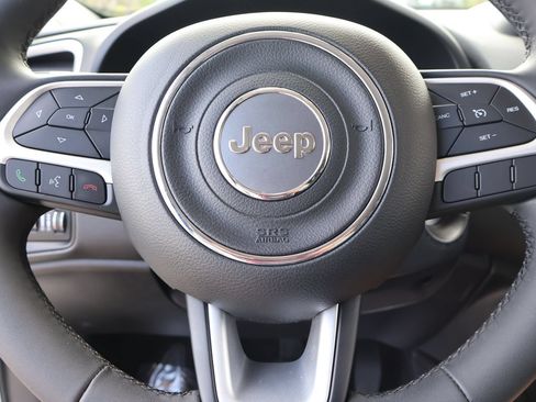 Used 2018 Jeep Renegade Latitude FWD image 20