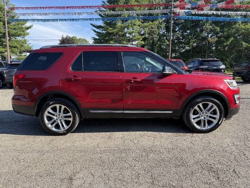 Used 2017 Ford Explorer XLT w/ Equipment Group 202A AWD/4WD image 4