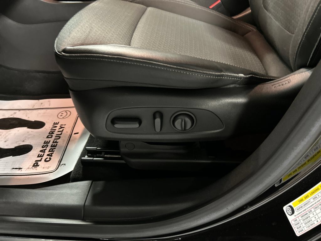Used 2022 Buick Encore GX Select w/ Sport Touring Package FWD image 11