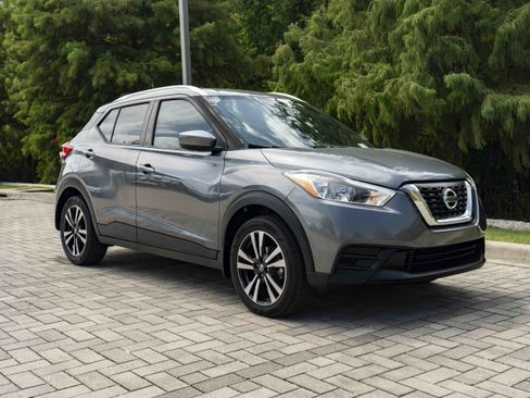 Used 2018 Nissan Kicks SV FWD image 2