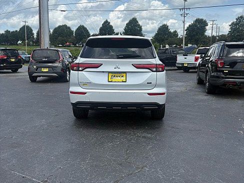 Used 2023 Mitsubishi Outlander SE AWD/4WD image 3