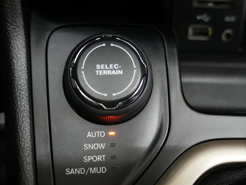 Used 2017 Jeep Cherokee Latitude w/ Safety/Convenience Group image 19