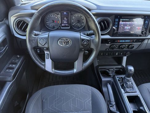 Used 2017 Toyota Tacoma TRD Off-Road image 9