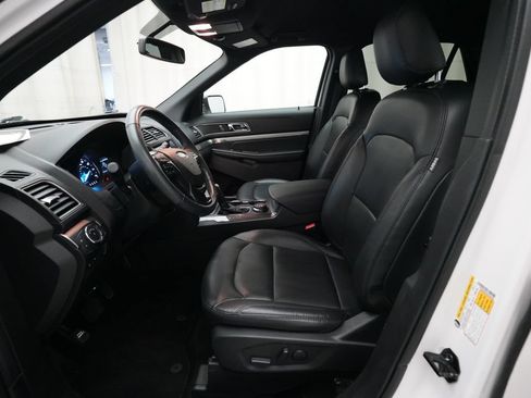 Used 2019 Ford Explorer XLT w/ Equipment Group 202A AWD/4WD image 7