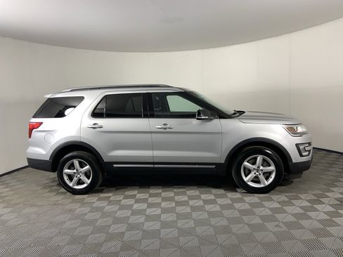 Used 2017 Ford Explorer XLT w/ Equipment Group 201A image 2