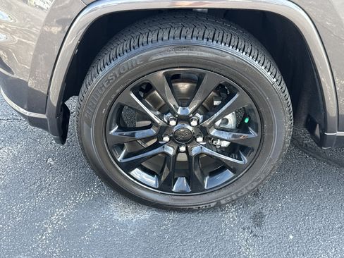 Used 2021 Jeep Grand Cherokee Laredo X AWD/4WD image 9