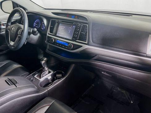 Used 2019 Toyota Highlander SE w/ Nightshade Edition AWD/4WD image 28
