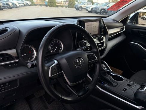 Used 2023 Toyota Highlander LE image 14