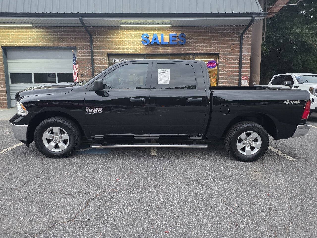 Used 2021 RAM 1500 Tradesman w/ Chrome Appearance Group AWD/4WD image 3