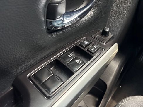 Used 2021 Nissan Titan SV w/ SV Convenience Package RWD image 23
