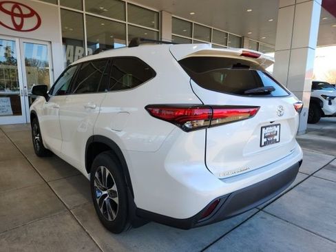 Certified 2021 Toyota Highlander XLE image 9