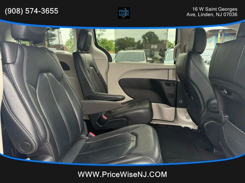 Used 2022 Chrysler Pacifica Touring-L image 24