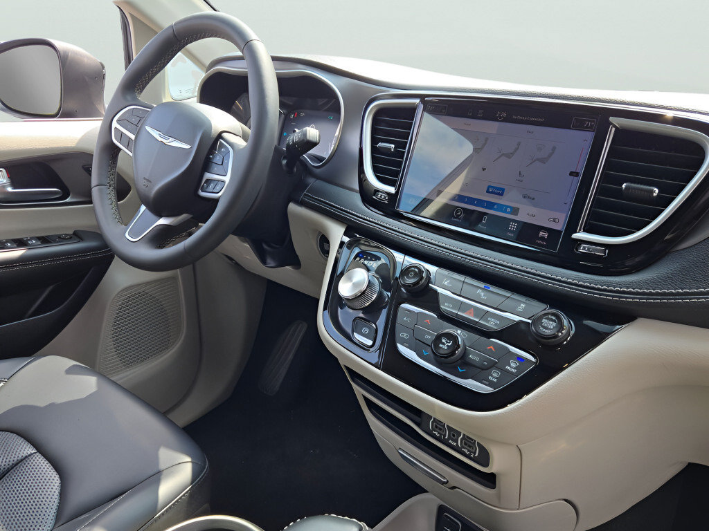 Used 2023 Chrysler Pacifica Touring-L FWD image 8