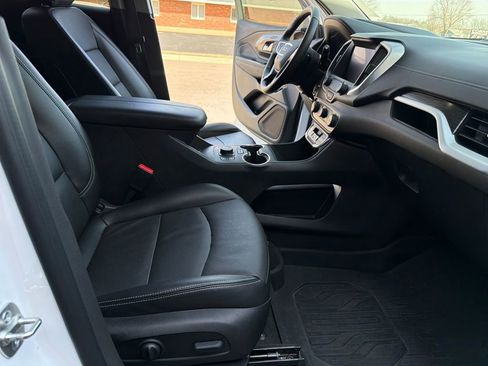 Used 2024 GMC Terrain SLT w/ Tech Package image 18