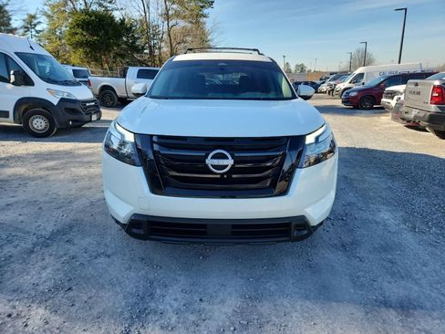 Used 2024 Nissan Pathfinder SV w/ Black Appearance Package image 8