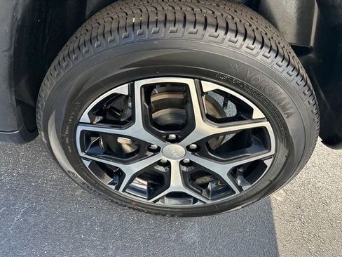 Used 2024 Jeep Compass Latitude image 23