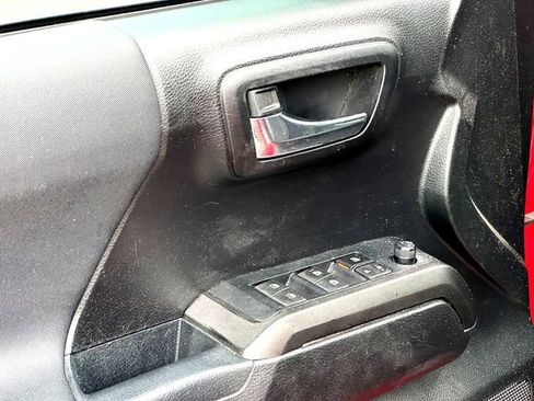 Used 2019 Toyota Tacoma TRD Off-Road AWD/4WD image 11