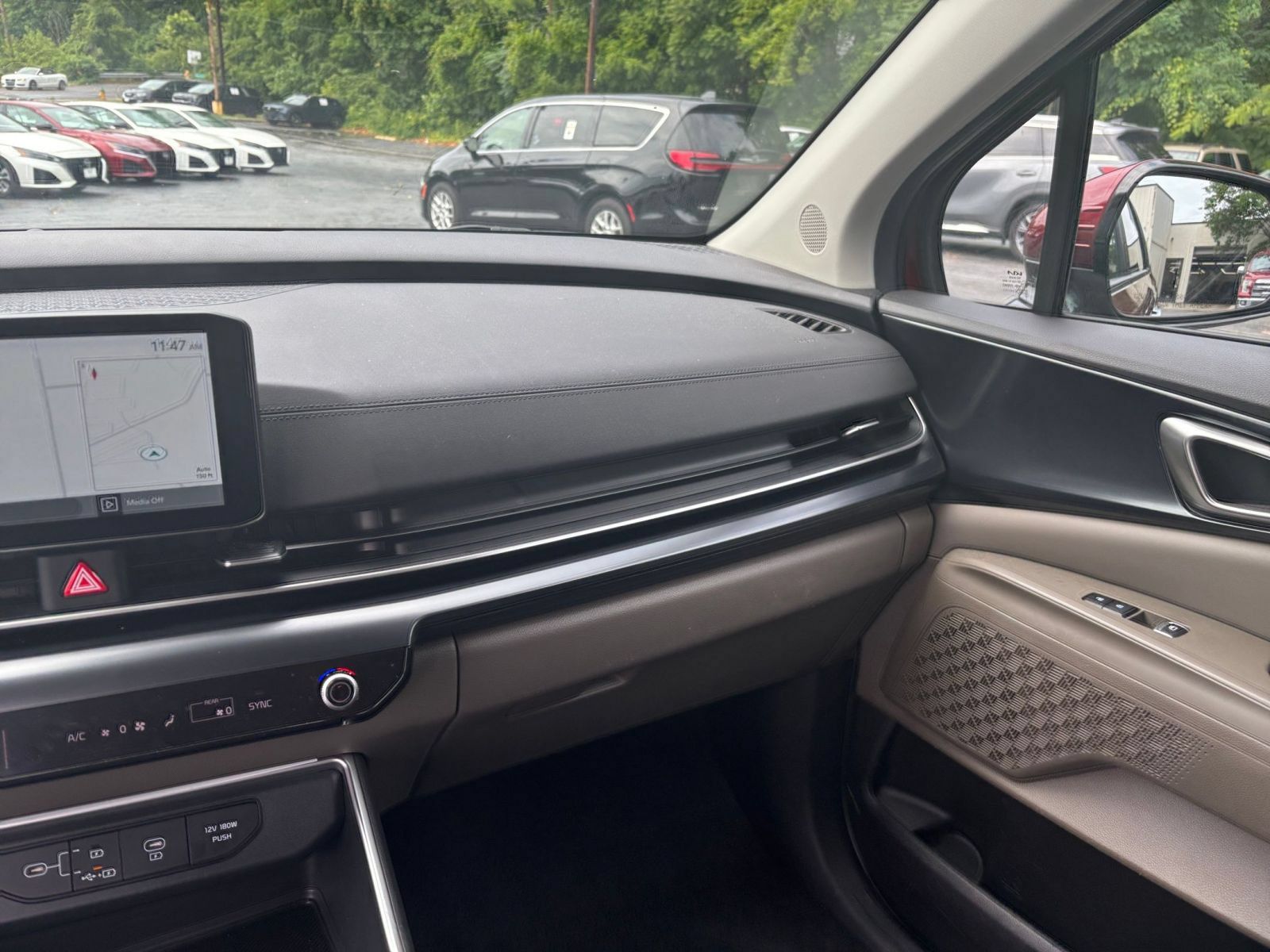 Used 2026 Kia Carnival FWD image 32