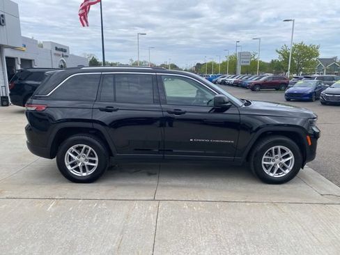 Used 2024 Jeep Grand Cherokee Laredo X AWD/4WD image 2
