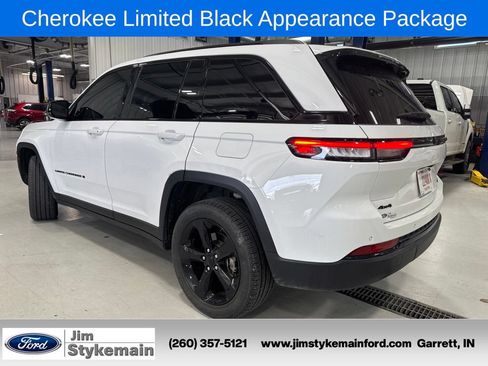 Used 2024 Jeep Grand Cherokee Limited w/ Black Appearance Package AWD/4WD image 4