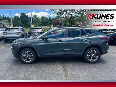 Used 2025 Chevrolet Trax LT FWD image 10