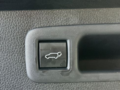 Used 2025 Toyota Highlander XLE image 32