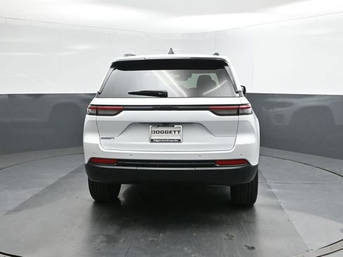 New 2025 Jeep Grand Cherokee Altitude image 8