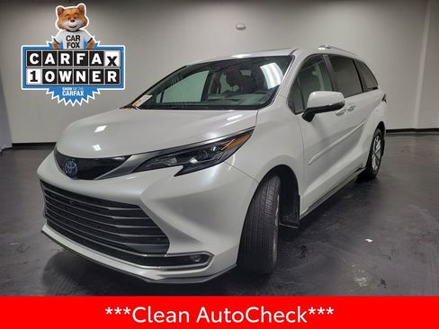 Used 2024 Toyota Sienna Platinum image 4