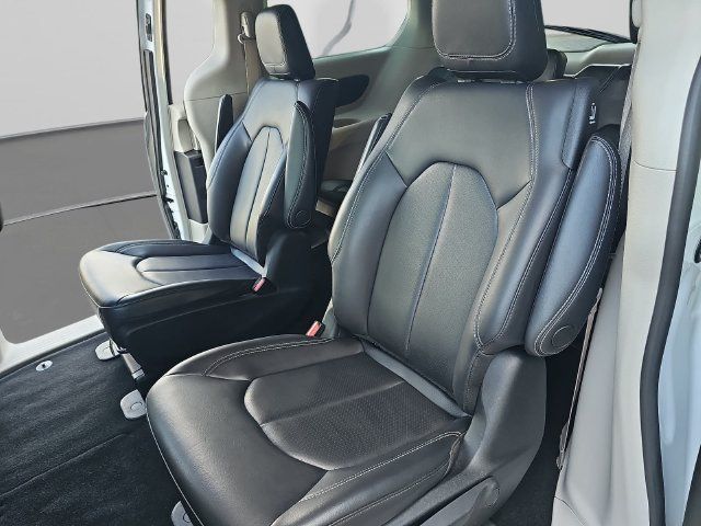 Used 2023 Chrysler Pacifica Touring-L FWD image 35