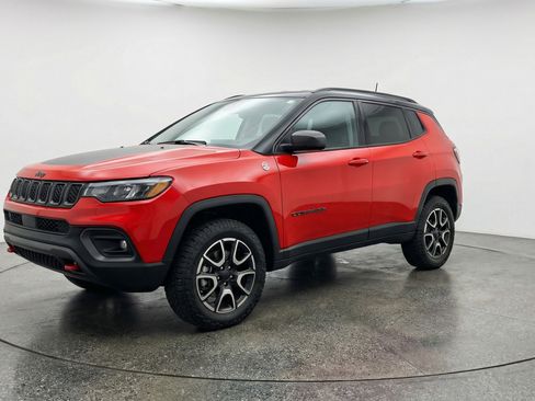 Used 2025 Jeep Compass Trailhawk image 3