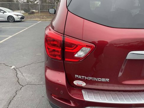 Used 2019 Nissan Pathfinder Platinum image 18