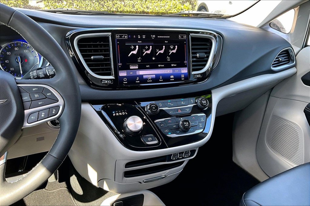 Used 2024 Chrysler Pacifica Touring-L FWD image 8