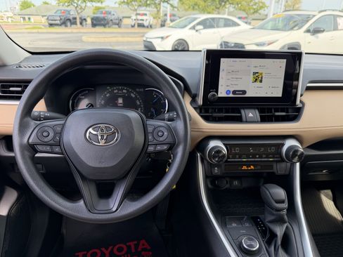 Used 2025 Toyota RAV4 LE AWD/4WD image 15