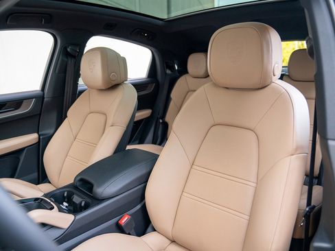 Certified 2025 Porsche Cayenne Coupe AWD/4WD image 5