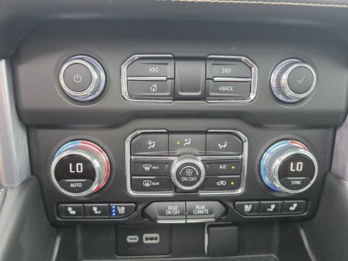 Used 2023 GMC Yukon SLT w/ SLT Premium Package AWD/4WD image 31
