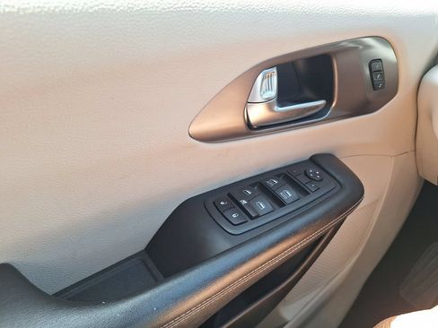 Used 2023 Chrysler Pacifica Touring-L FWD image 18